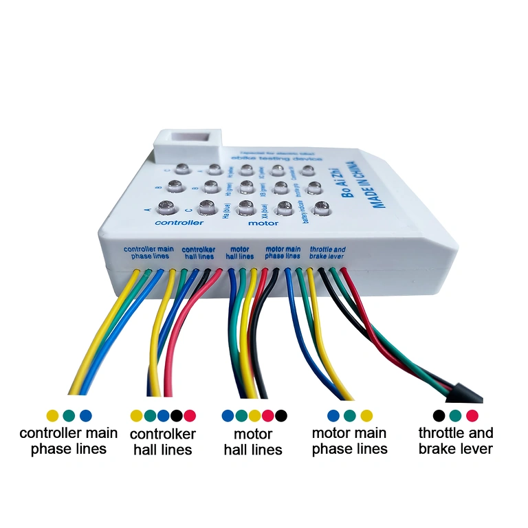 Universaltester – anslutningar Detalj av anslutningarna på universell testare för elcykel och elscooter